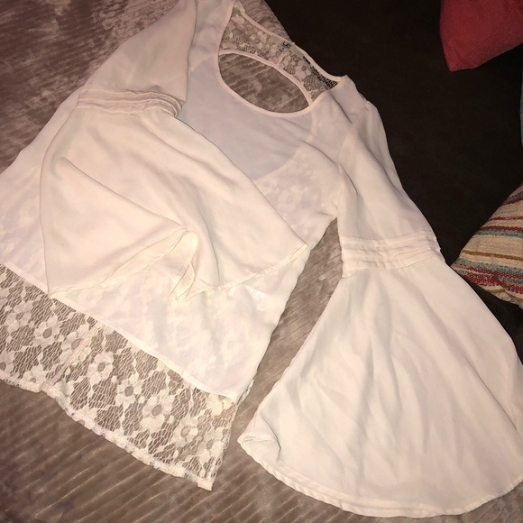 Bell Sleeve, Open Lace Back Flow-y Blouse 🌻 - Picture 2 of 5